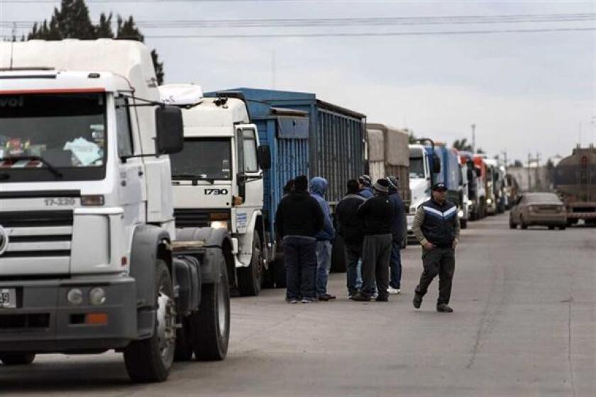 Camiones detenidos fuera de las terminales del Gran Rosario. Foto: Marcelo Manera (La Nación - GDA)