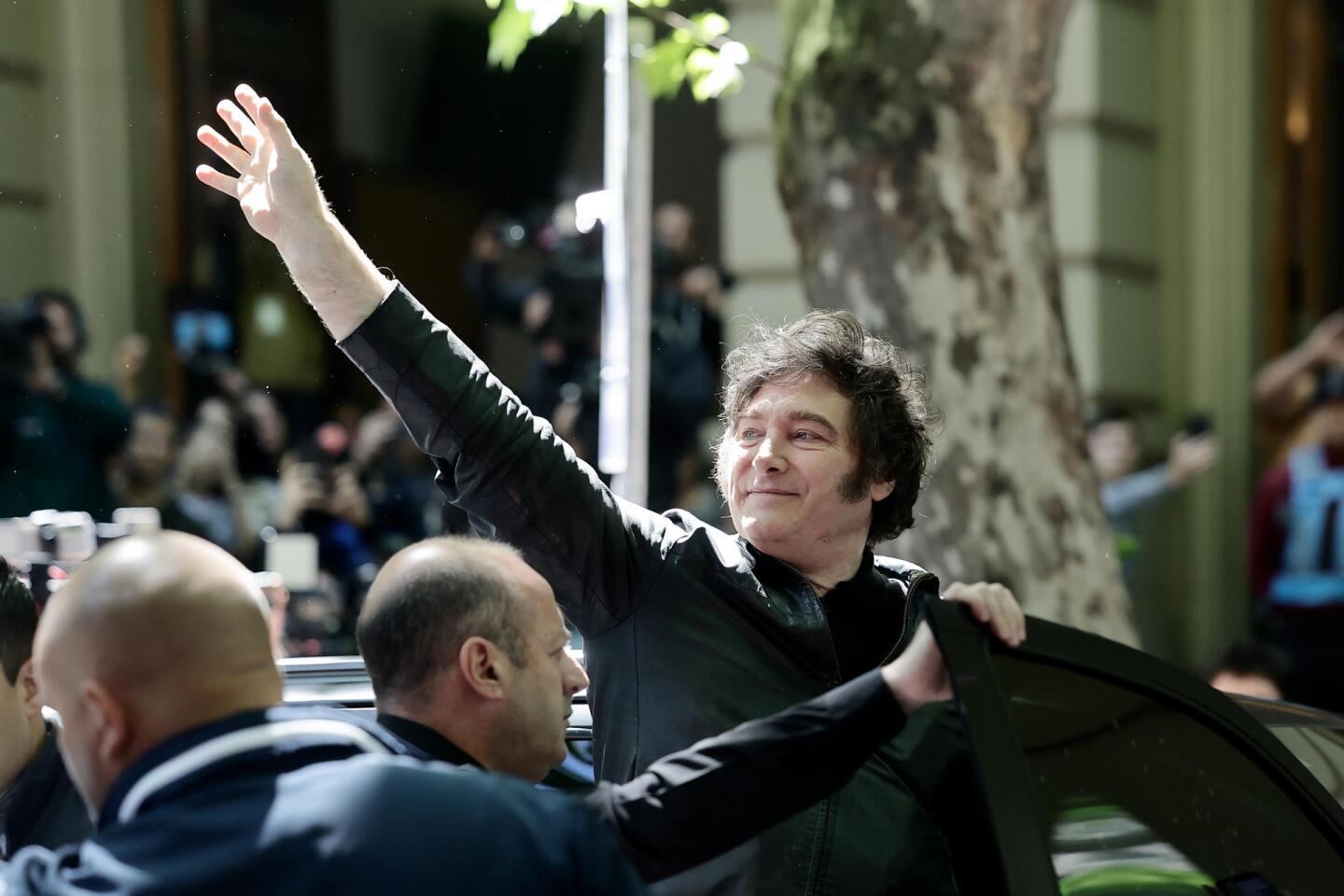 Milei vota en las legislativas de Argentina