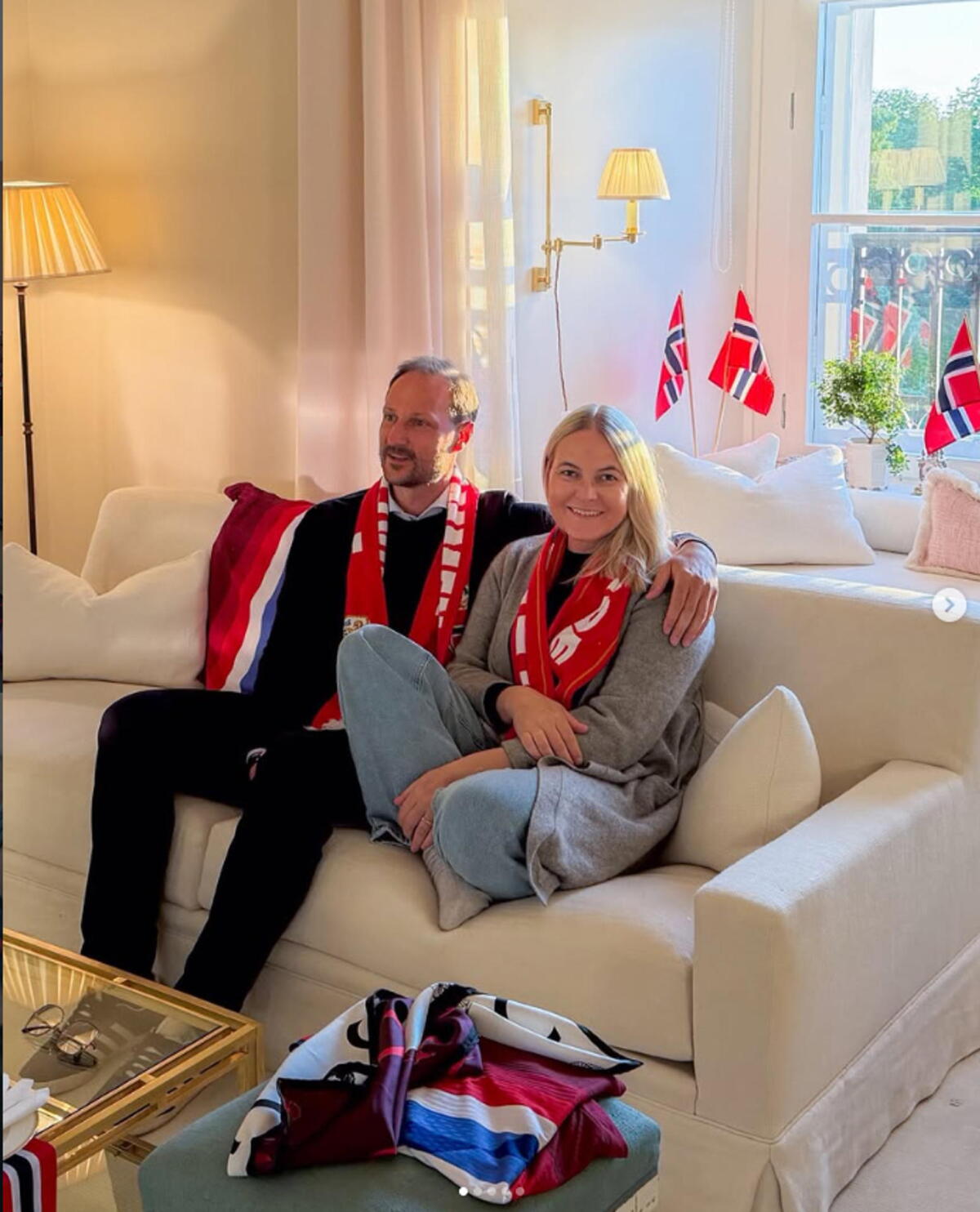 Princesa de Noruega, Mette-Marit, mirando el partido Noruega-Brasil.