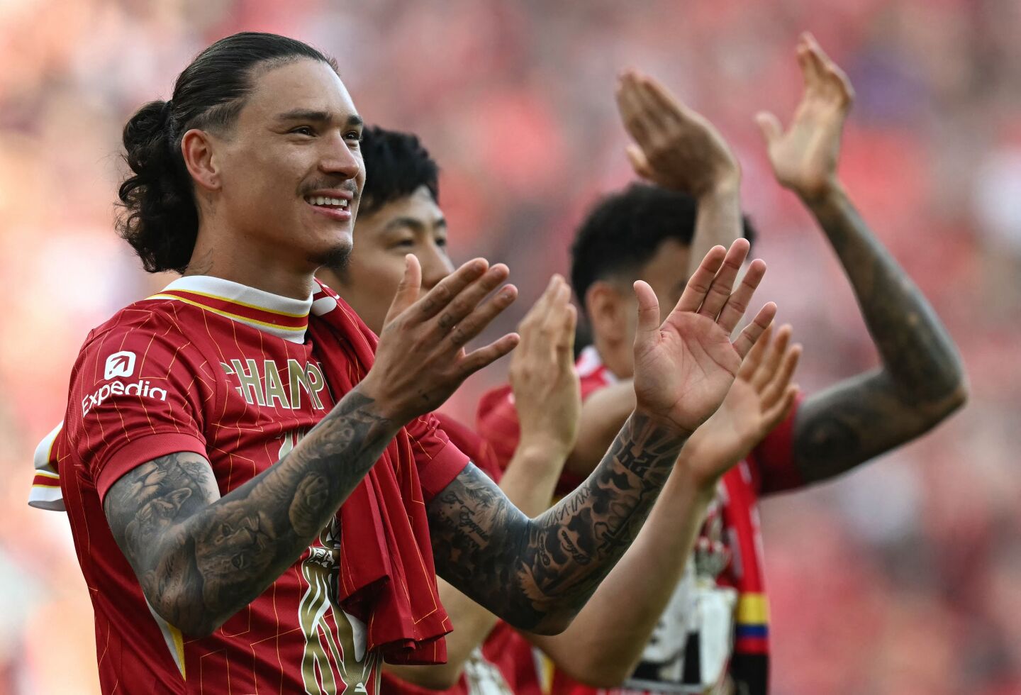 Darwin Núñez celebra el título obtenido con la camiseta de Liverpool en la Premier League.