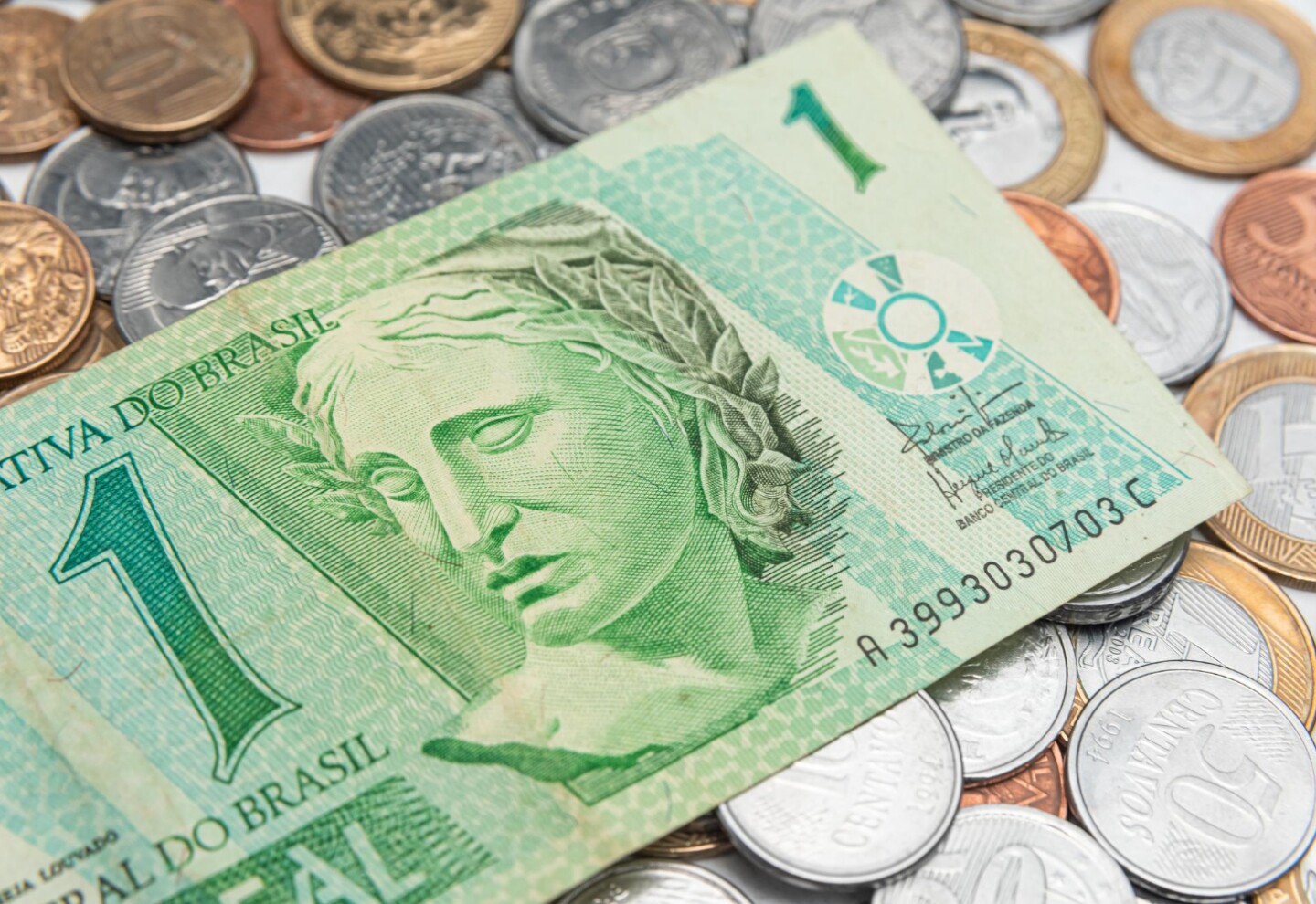 Billetes y monedas de reales brasileños.