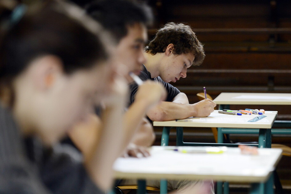 Estudiantes de liceo realizando una prueba.
