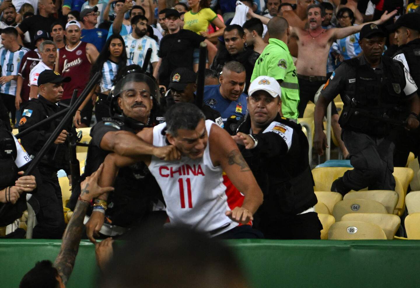 Las impactantes imágenes de la policía de Brasil golpeando a la hinchada de Argentina y la demora en el inicio - EL PAÍS Uruguay