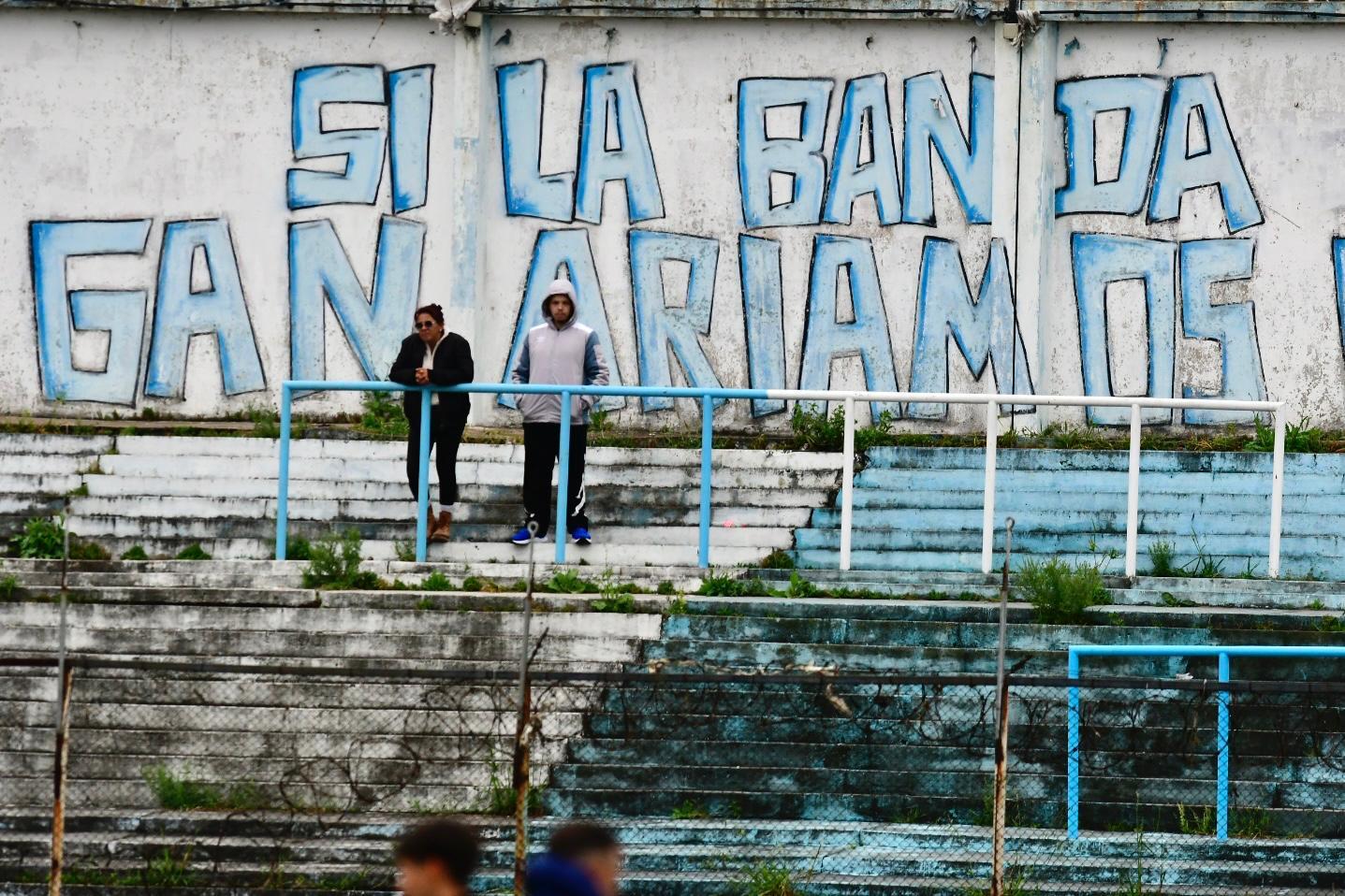 Dos hinchas de Cerro presentes en la tribuna a la espera del partido ante Peñarol.