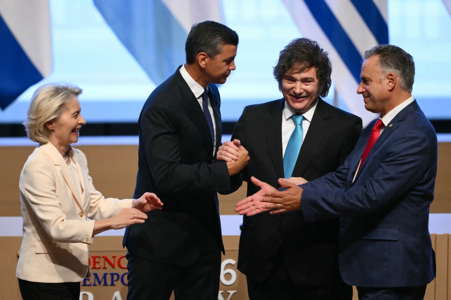 La presidenta de la CE, Ursula Von der Leyen, el presidente de Paraguay, Santiago Peña, el presidente de Argentina, Javier Milei, y el presidente Yamandu Orsi, se saludan tras firmar el acuerdo comercial entre el Mercosur y la UE.