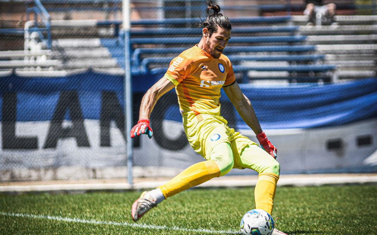 Tomer Haran, arquero israelí de Cerro Largo jugando ante Fénix.