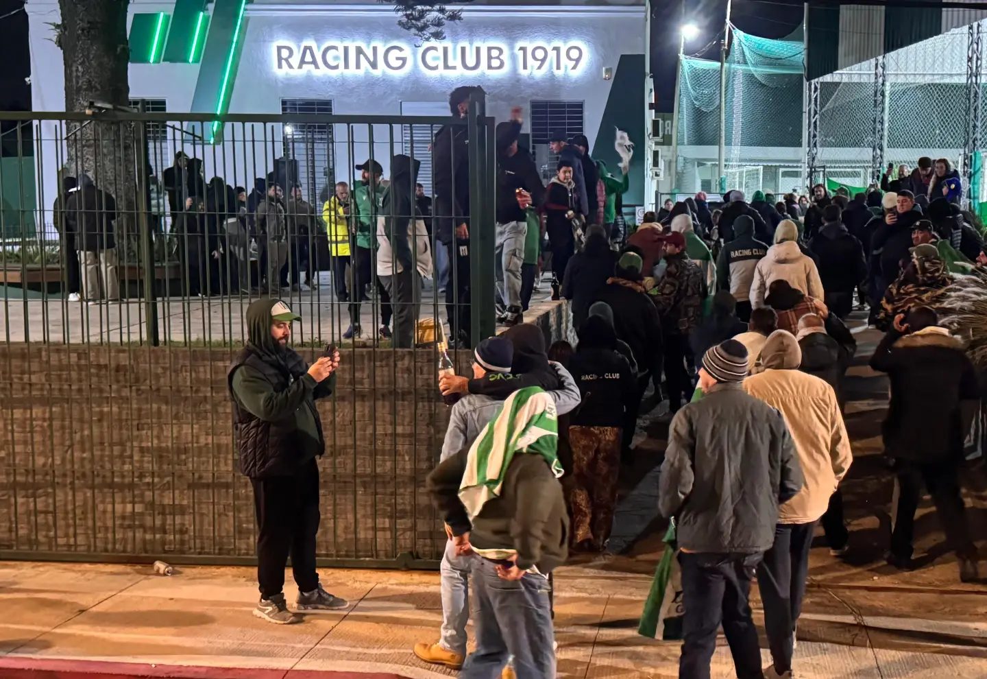 Hinchas de Racing festejan el título del Torneo Apertura en el Parque Roberto.