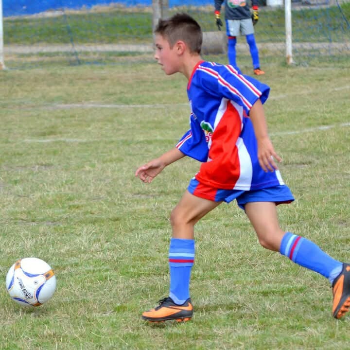 Leandro Umpiérrez en su etapa de baby fútbol en el Club Social y Deportivo 33 de San José.