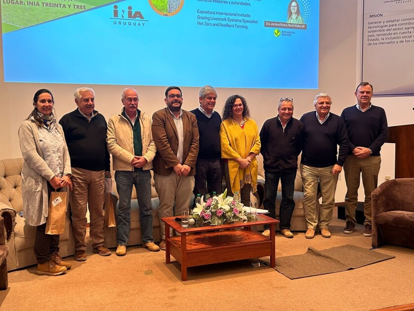 Autoridades y disertantes en INIA Treinta y Tres