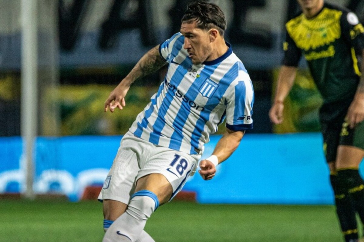 Alfonso Espino en el partido entre Racing y Defensa y Justicia por los dieciseisavos de final de la Copa Argentina.