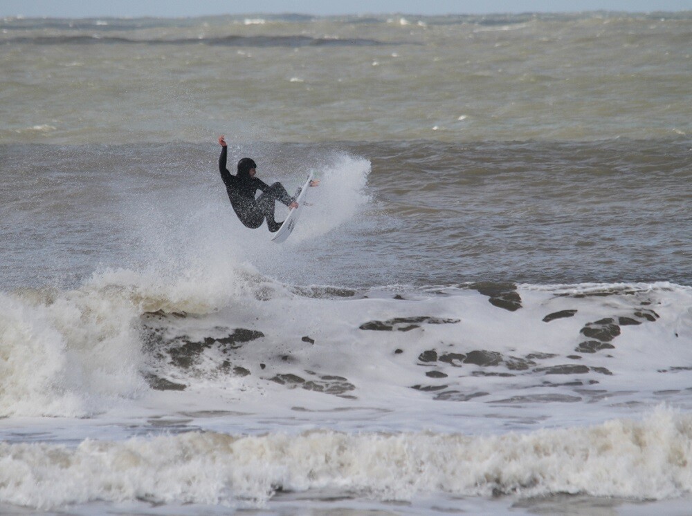 Un hombre haciendo surf en La Paloma