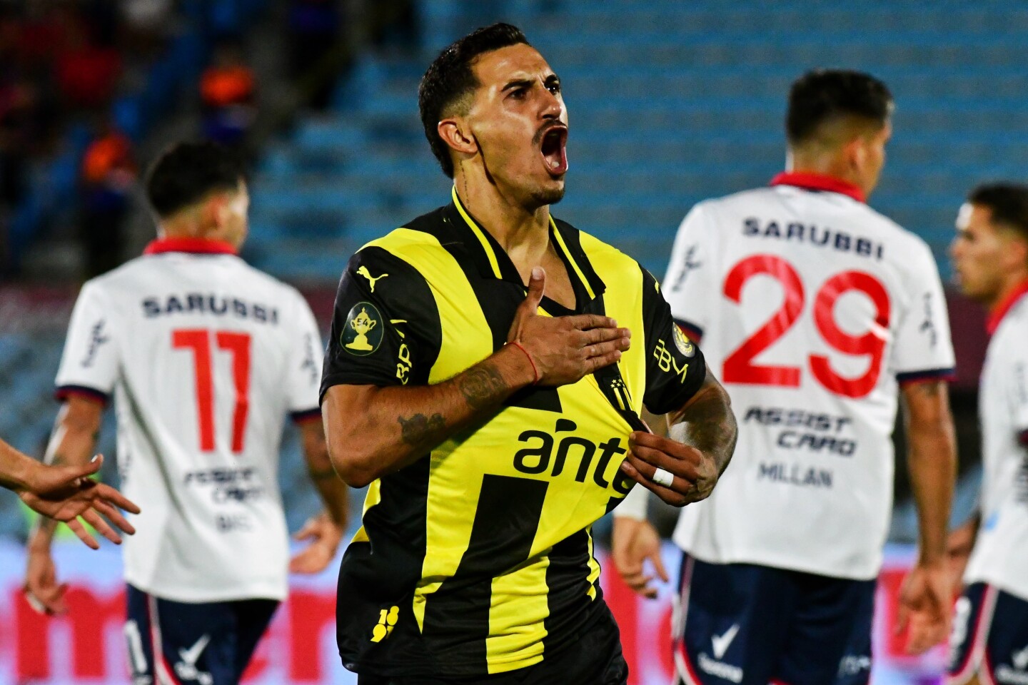 El festejo de Eduardo Darias en el clásico entre Nacional y Peñarol en el Estadio Centenario.