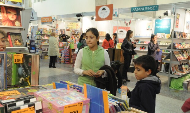 Aunque el interés por la lectura puede haber decaído, amplio sector de niños leen. Foto: archivo El País