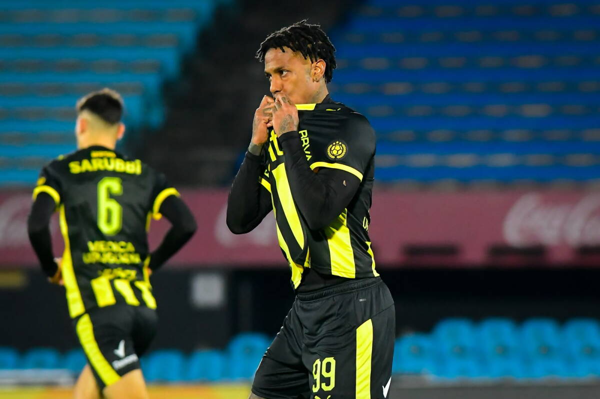 El festejo de Abel Hernández en el partido entre Racing y Peñarol.