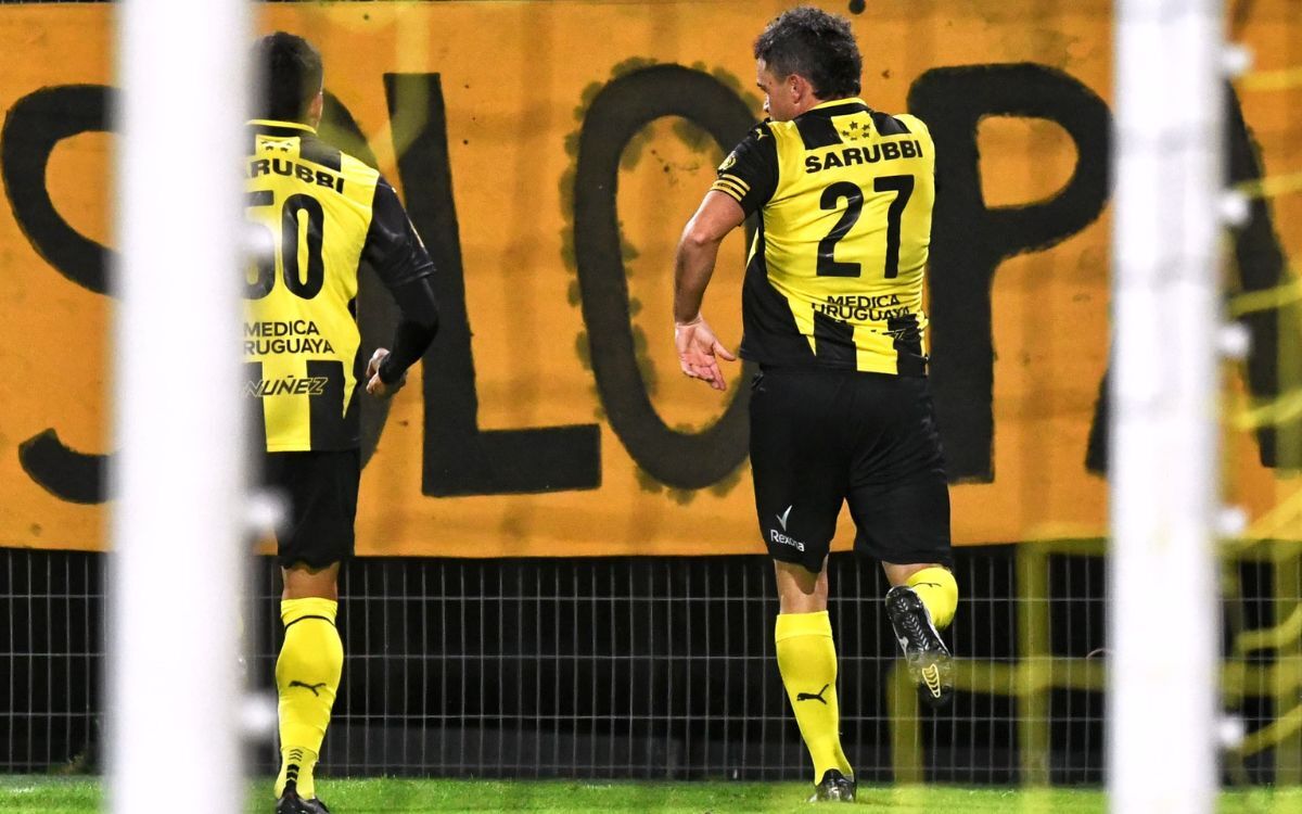 Lucas Hernández celebra el gol anotado en el partido entre Peñarol y Cerro en el Campeón del Siglo.