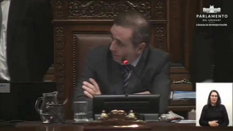 Cruce por video de Salinas en interpelación por Casa de Galicia