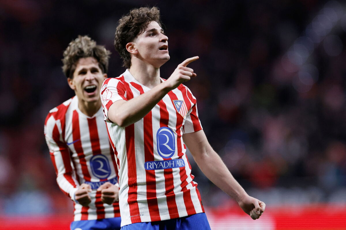 Julián Álvarez celebra su gol ante Barcelona, por la semifinal de ida de la Copa del Rey.
