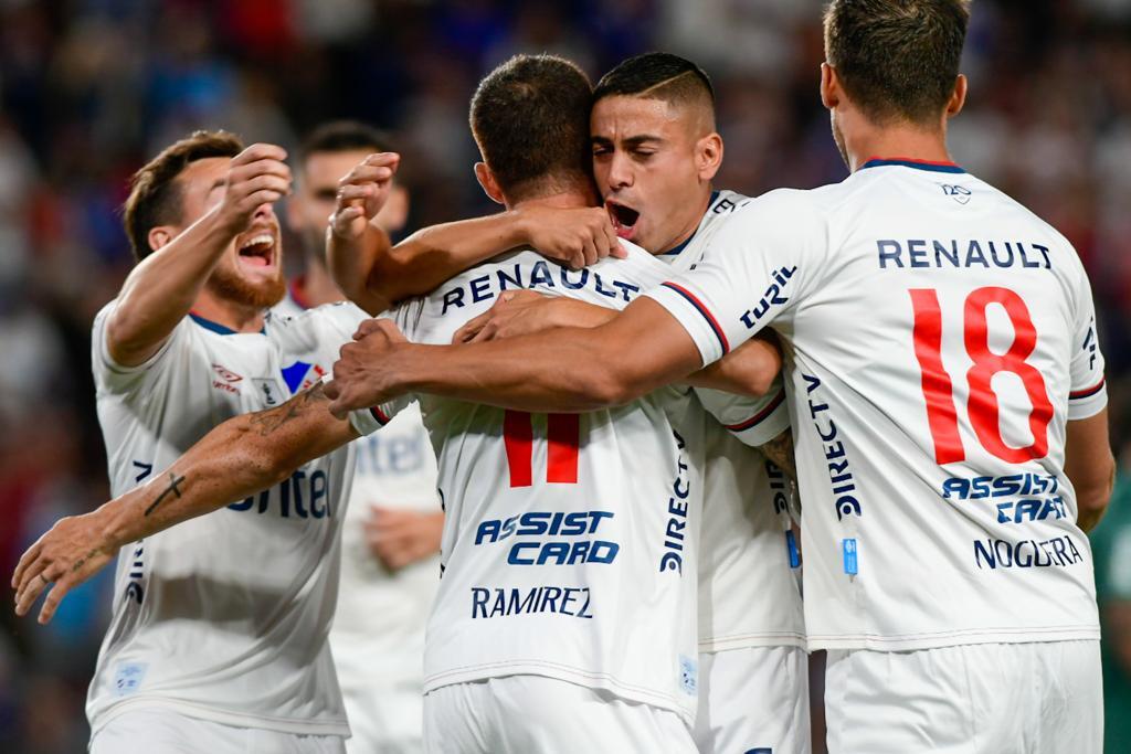 Jugadores de Nacional festejan ante Racing.