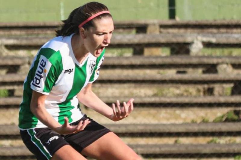 Sofía Oxandabarat defendiendo los colores de Racing.
