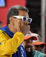 Nicolas Maduro lanza un beso a sus militantes luego de adjudicarse la victoria en las elecciones en Venezuela.