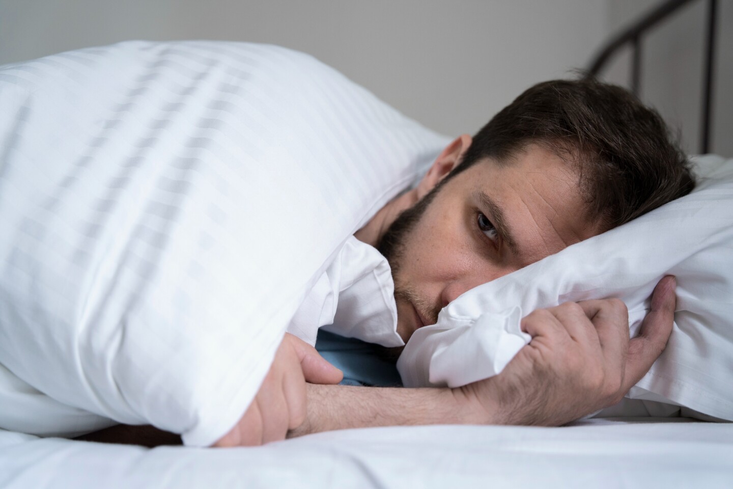 Hombre se despierta tras una pesadilla