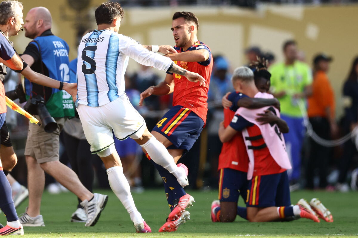El cruce entre Leandro Paredes y Eric García luego de la final del Mundial 2026 entre España y Argentina.