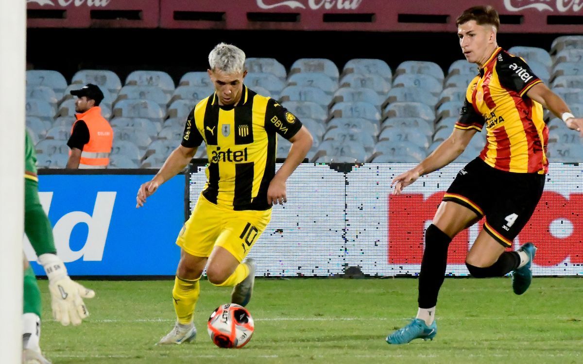 Leonardo Fernández con pelota dominada y encarando en el partido entre Peñarol y Progreso.