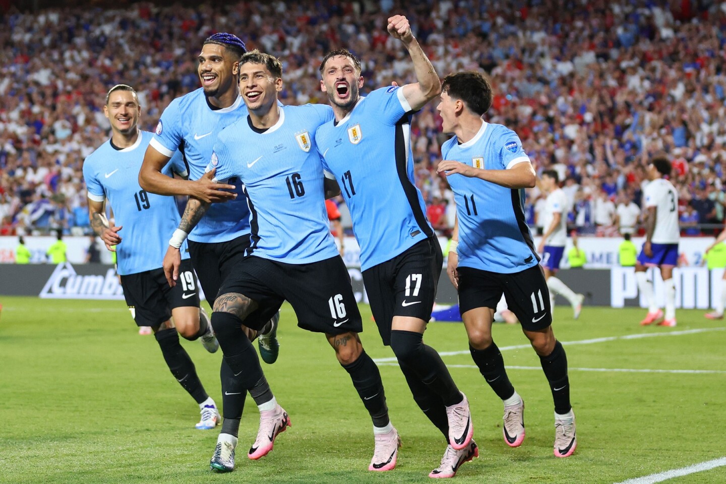 Ronald Araujo, Matías Viña y Olivera festejan el gol de la selección uruguaya ante Estados Unidos.