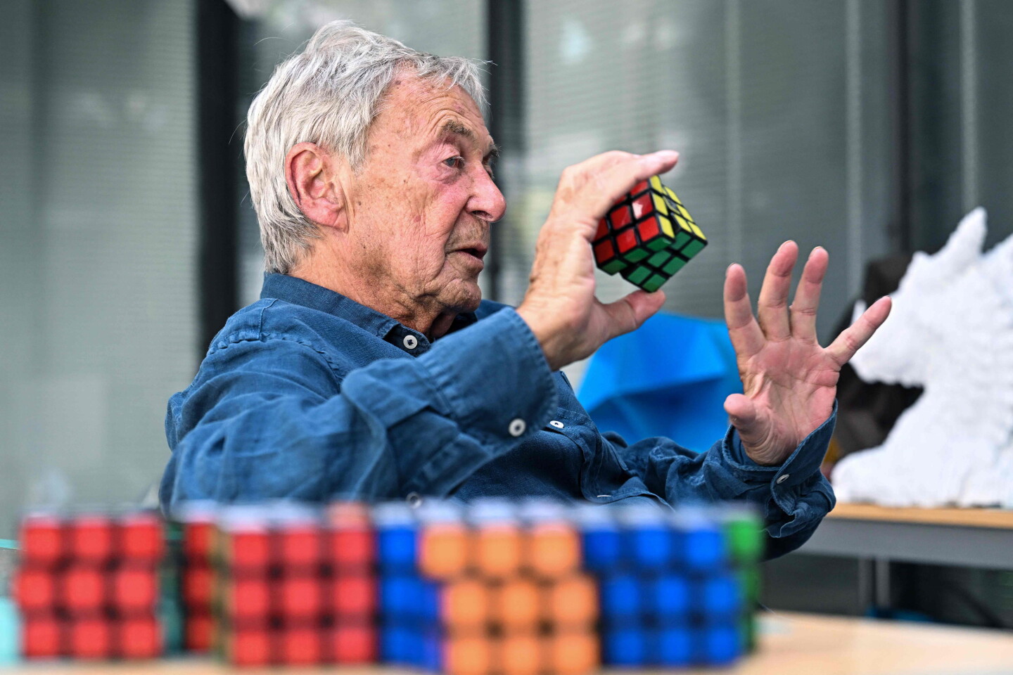 Erno Rubik, el genio húngaro detrás del famoso cubo que conquistó el ...