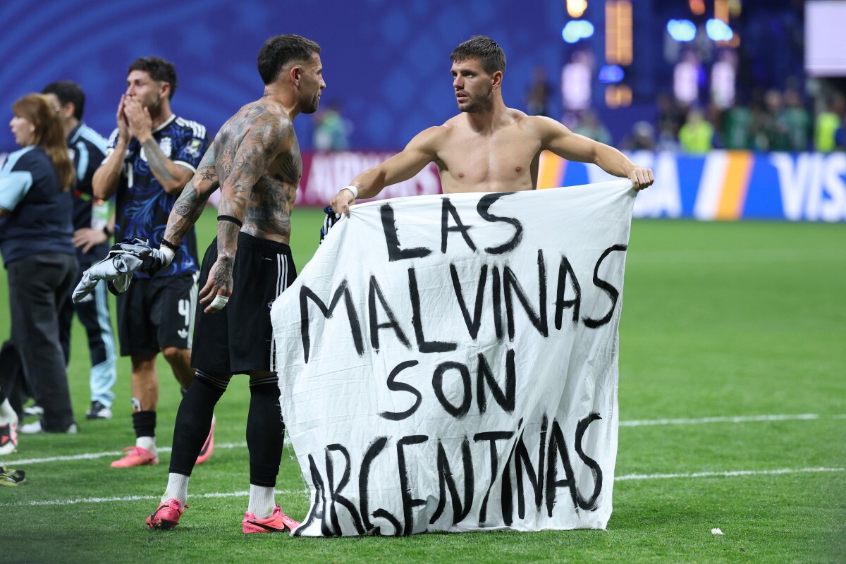 Los jugadores argentinos muestran una pancarta con el lema en español: "Las Malvinas son argentinas", tras ganar la semifinal del Mundial de Fútbol de 2026 entre Inglaterra y Argentina en el Estadio de Atlanta.