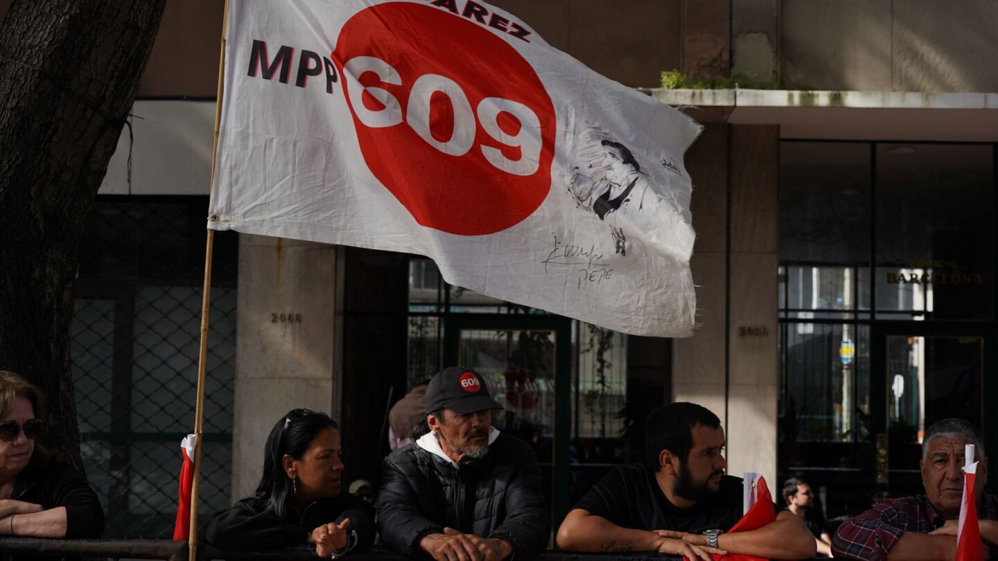 Militantes del MPP acompañan el cortejo fúnebre de José "Pepe" Mujica.