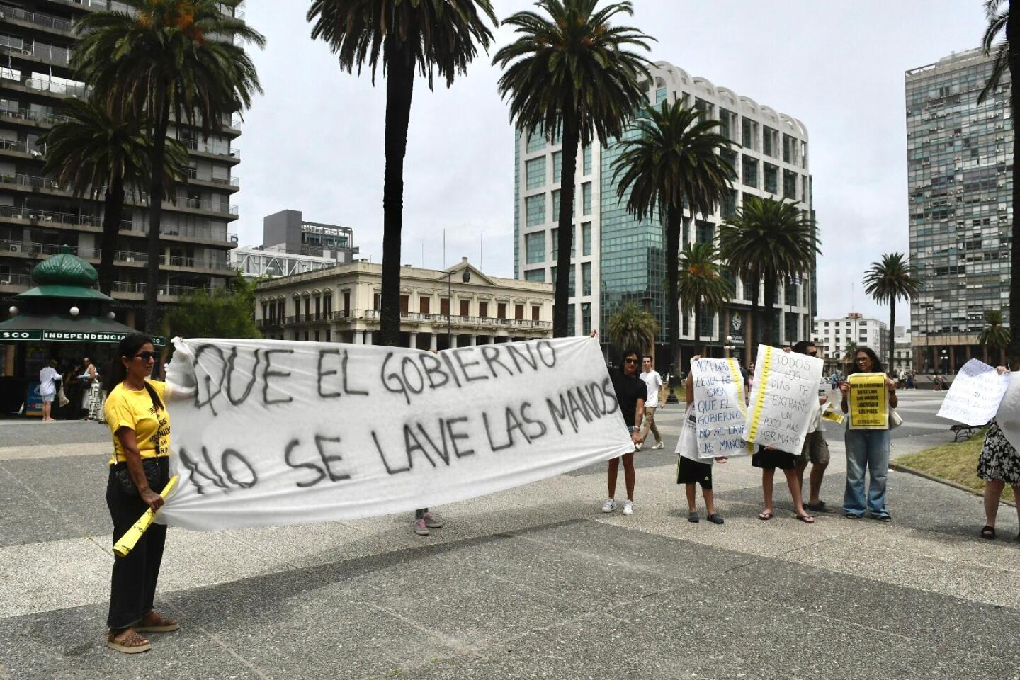 Familiares de hinchas de Peñarol detenidos en Río de Janeiro protestaron en Torre Ejecutiva.