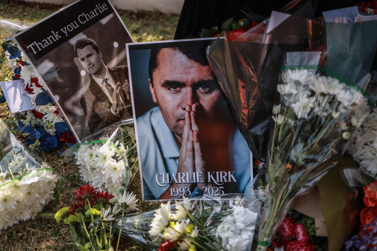 Flores depositadas frente a la Embajada de Estados Unidos en Pretoria por el asesinato a tiros de Charlie Kirk.