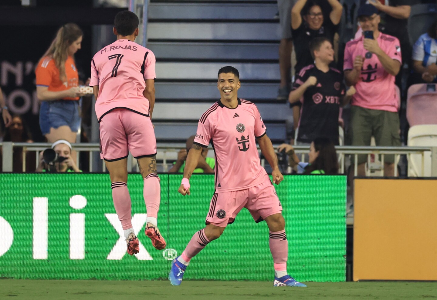 Luis Suárez celebra uno de sus goles ante Cincinatti con la camiseta de Inter Miami.