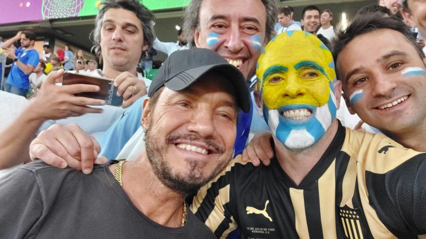 Marcelo Tinelli con hinchas de Uruguay.