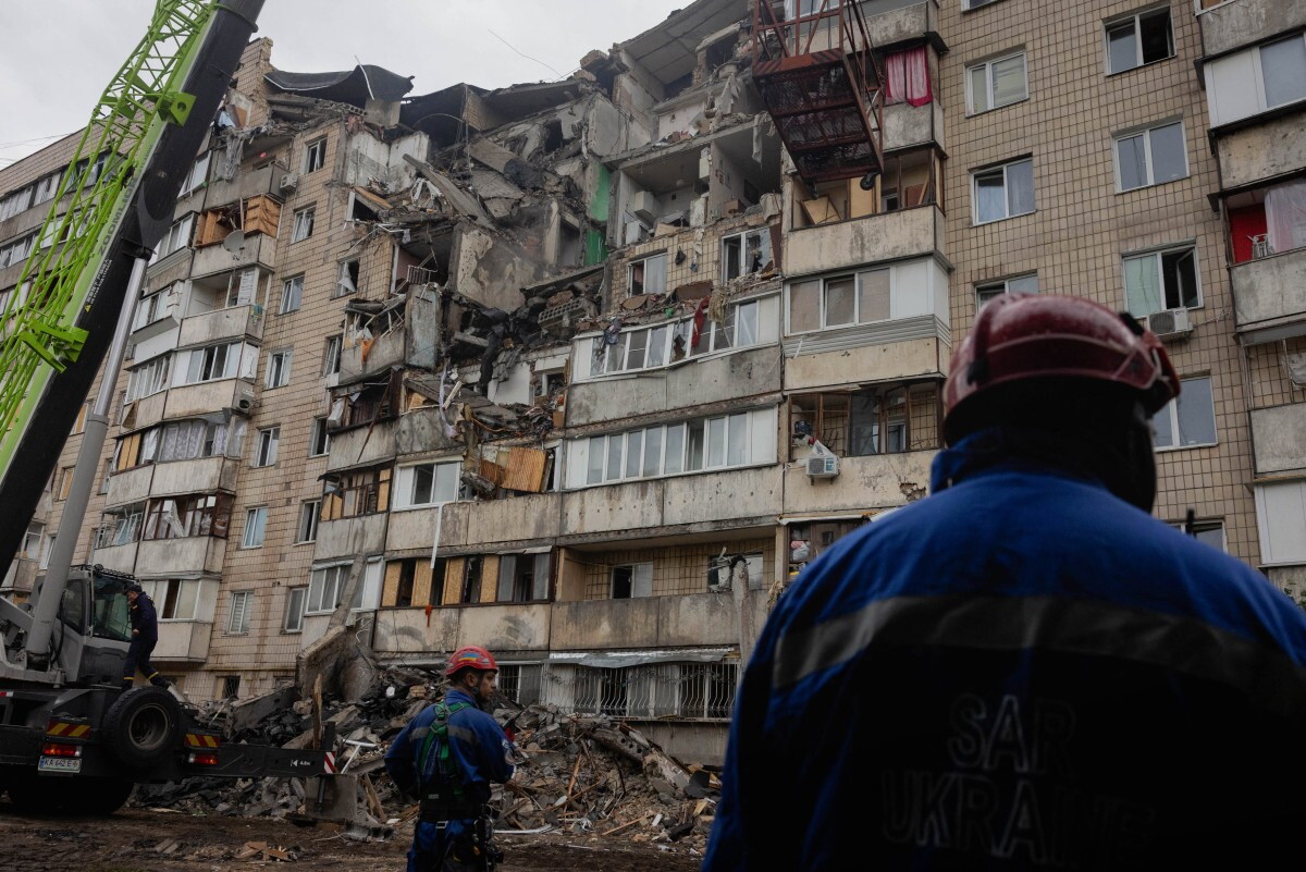 Los bomberos trabajan en un edificio residencial dañado tras un ataque con misiles rusos contra la capital ucraniana de Kiev el 6 de julio de 2026.