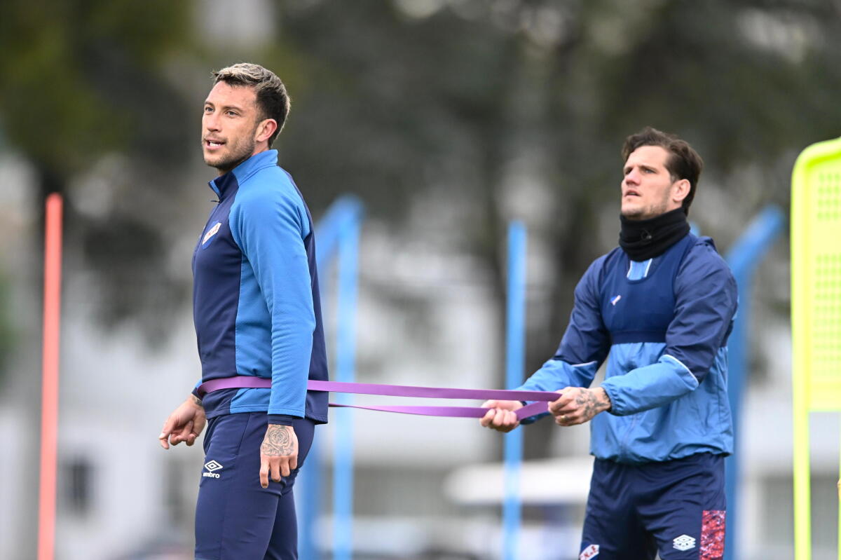 Francisco Calvo junto con Bruno Zuculini en pleno entrenamiento de Nacional en la Ciudad Deportiva Los Céspedes.