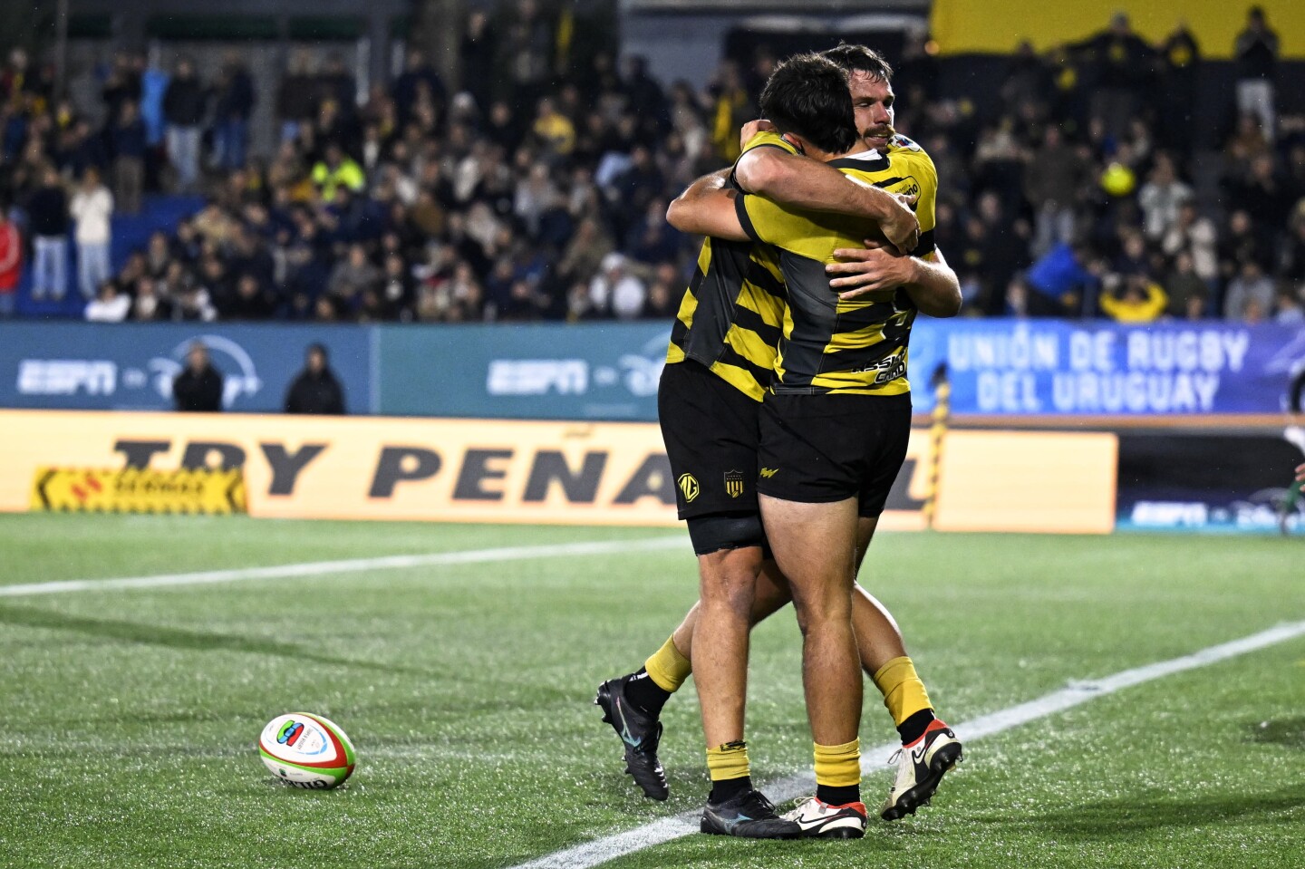 Manuel Diana y Santiago Álvarez se abrazan en la final del Super Rugby Americas con Peñarol.
