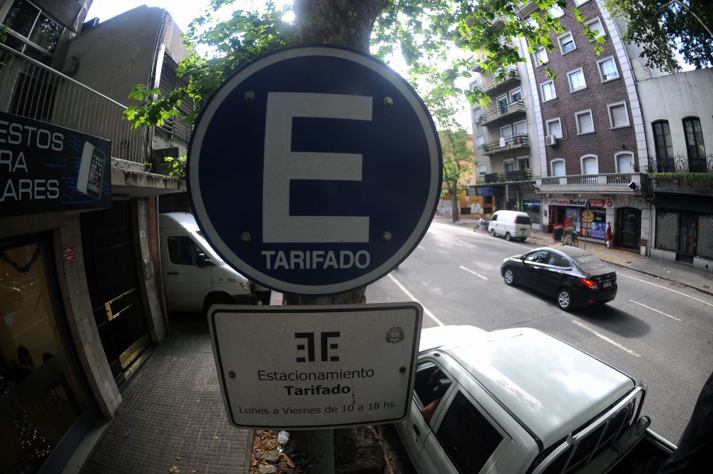 Cartel de estacionamiento tarifado en el barrio Centro.