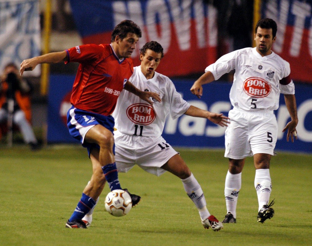 Con Santos. En 2003, el “Peixe” ganó por penales en los octavos luego de un global de 6-6. Foto: Archivo El País