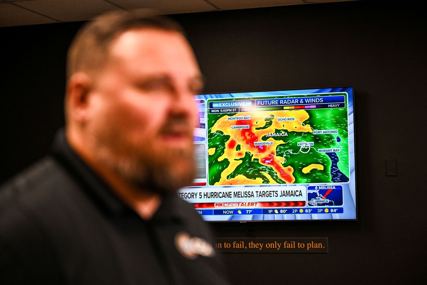 Un canal de noticias meteorológicas muestra actualizaciones sobre el huracán Melissa.