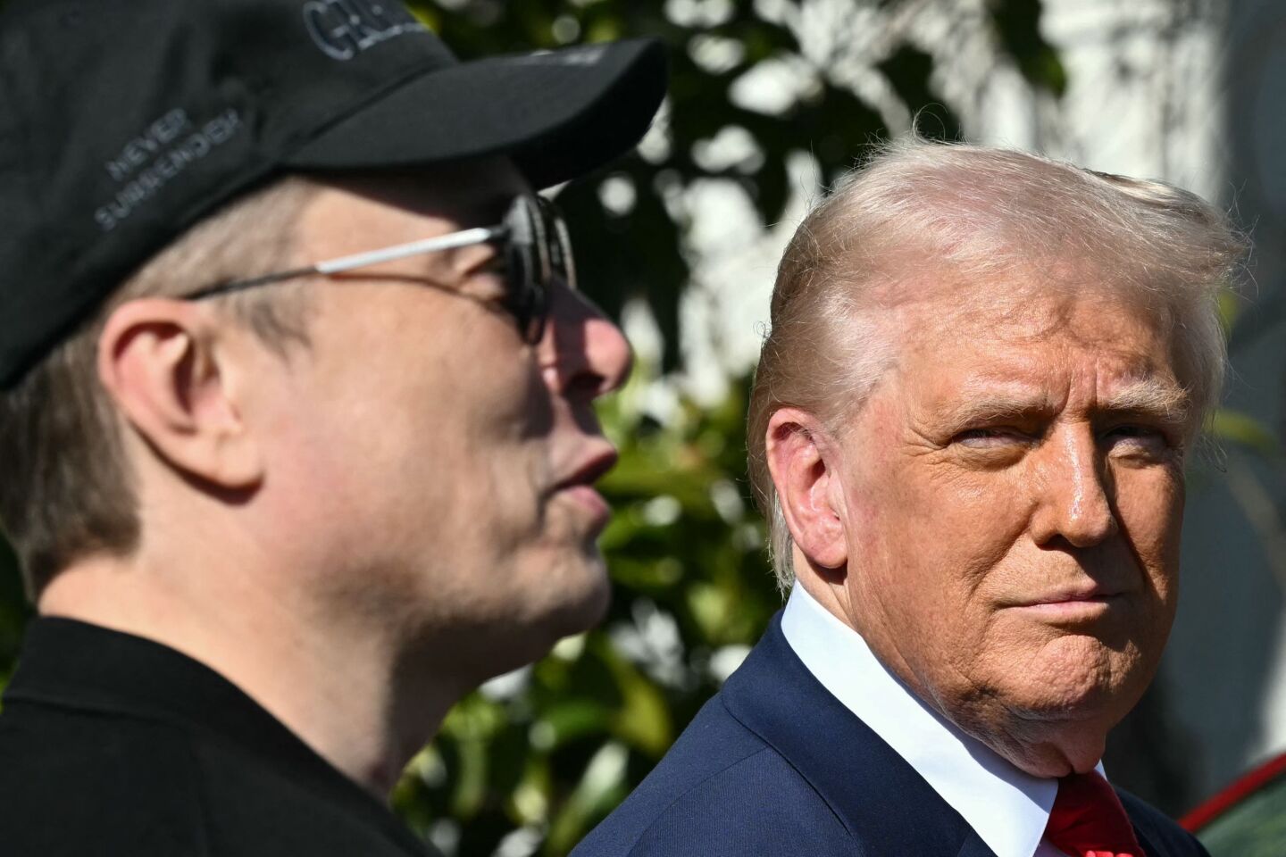 El presidente estadounidense, Trump, presenta un coche Tesla en la Casa Blanca