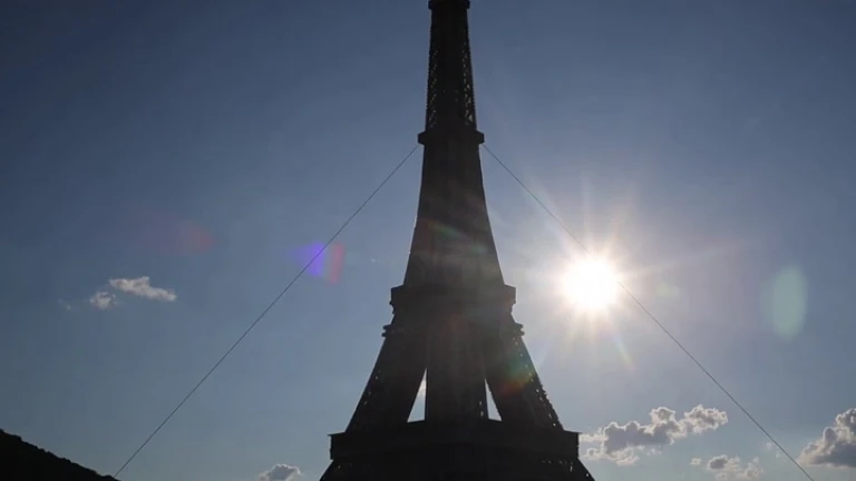 Una torre Eiffel de plástico del océano