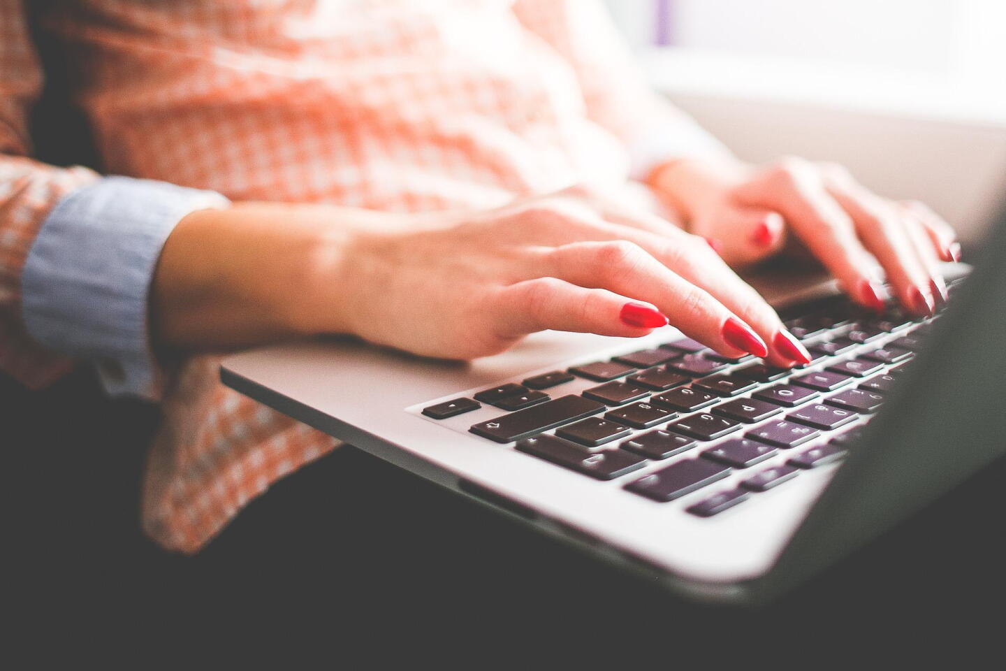 Una mujer con una laptop.