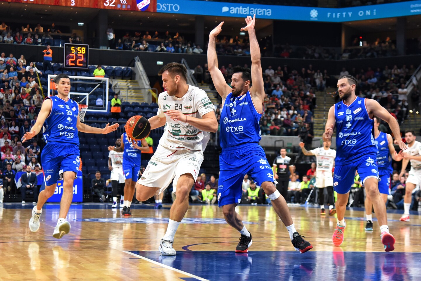 Agustín Zuvich frente a Gianfranco Espíndola en el partido entre Aguada y Nacional por la final de la Liga Uruguaya de Básquetbol.