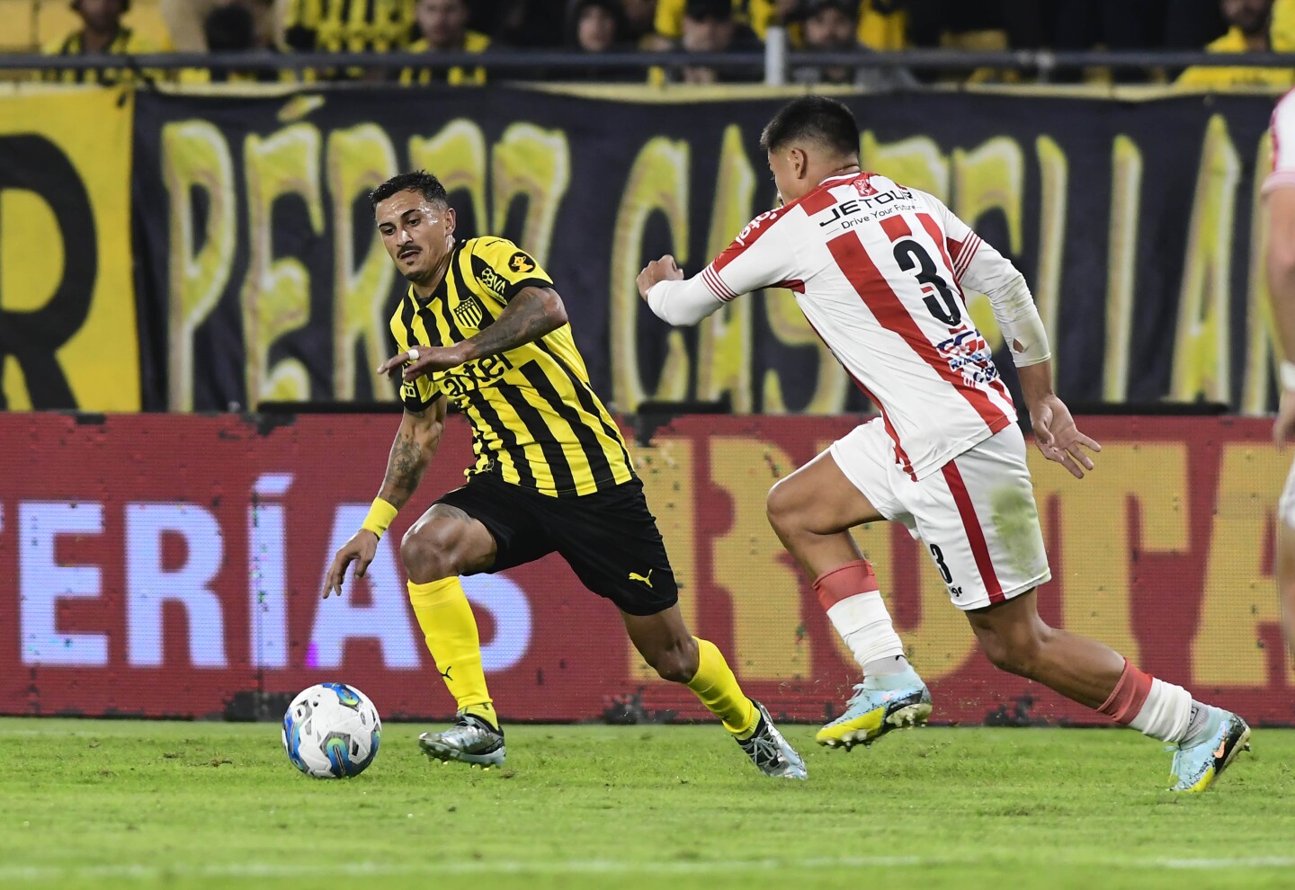 Darias con balon dominado