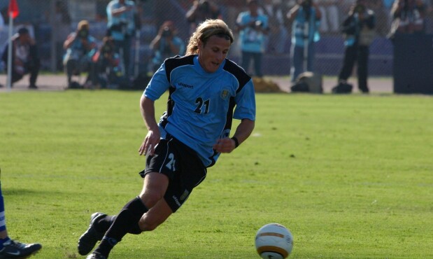 La marca Ulhsport también vistió a la Celeste; en este caso Diego Forlán en acción.