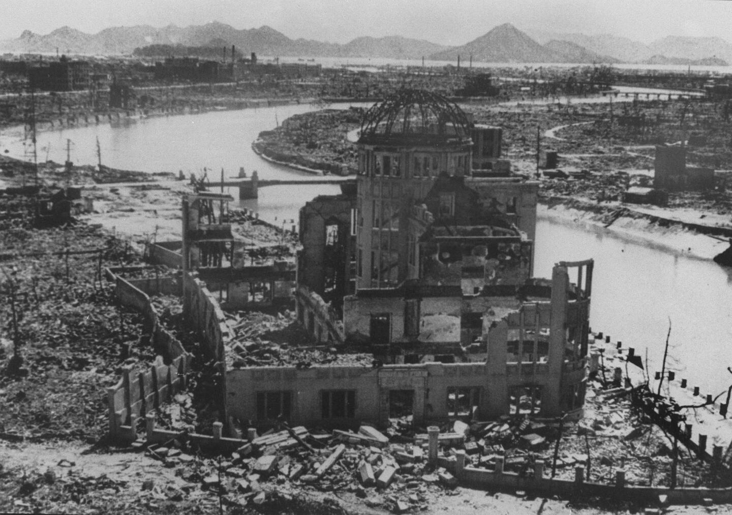 Imagen de los restos de un edificio después del bombardeo nuclear de Hiroshima, Japón.
