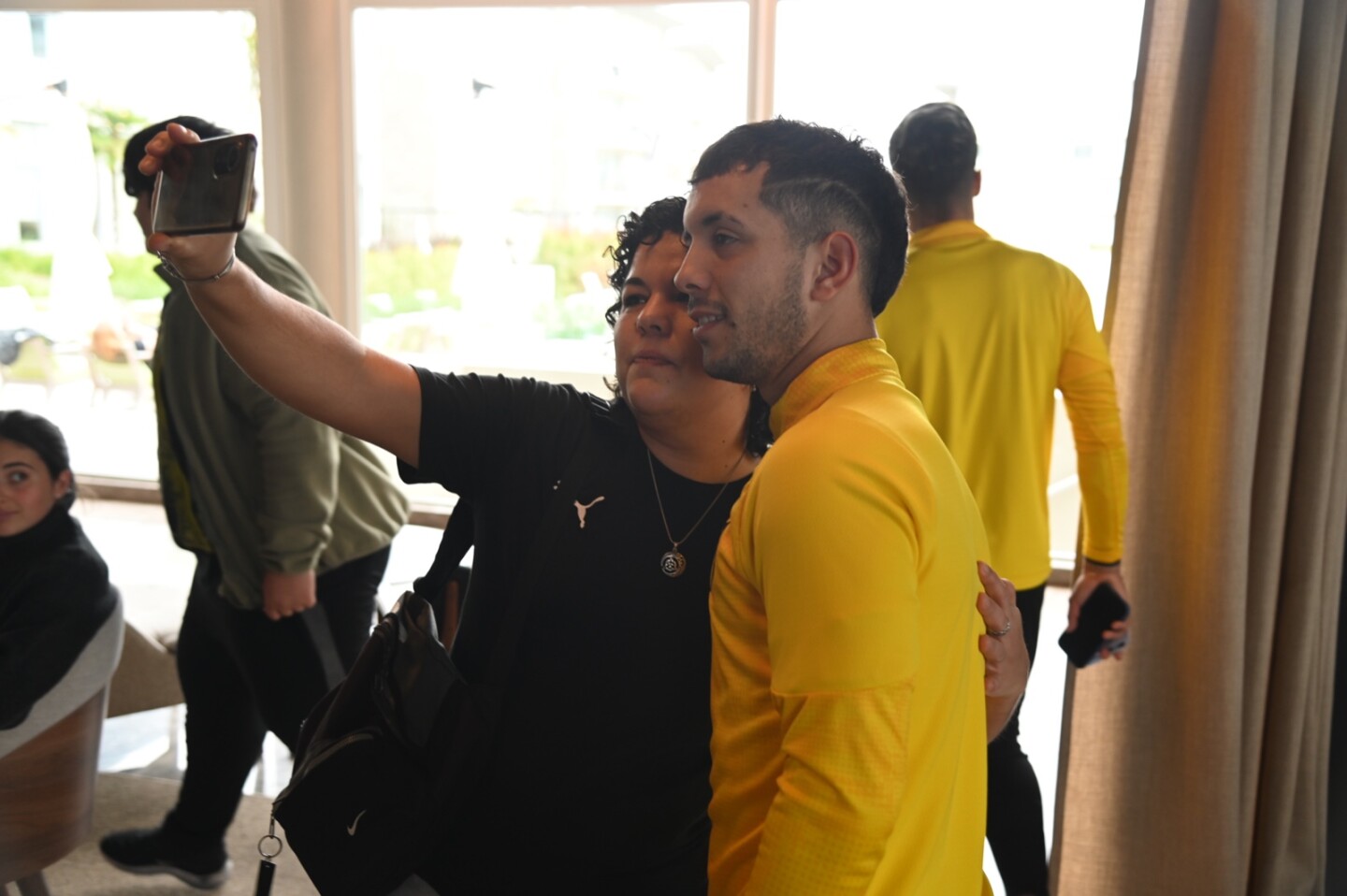Samela, fanática de Peñarol oriunda de Ombúes de Lavalle, se saca una foto con Leo Fernández en Buenos Aires.