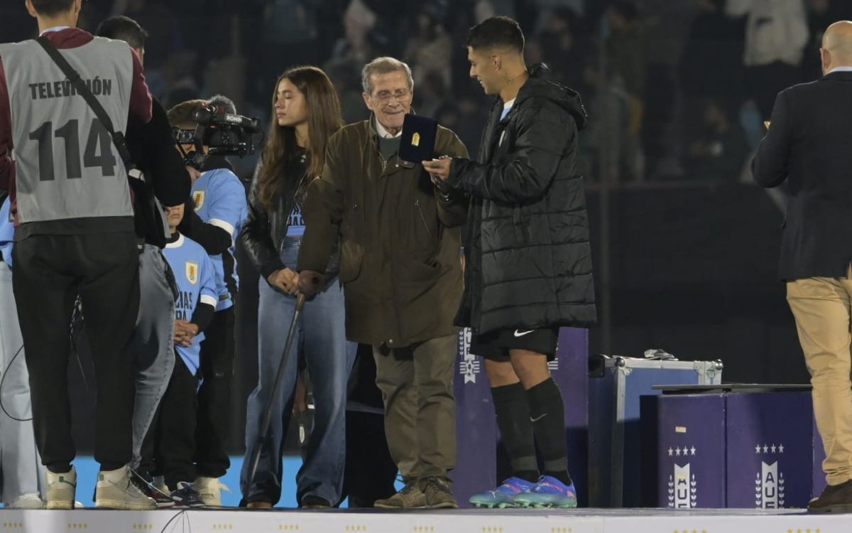 Oscar Tabárez le entregó la medalla de Leyenda del fútbol uruguayo a Luis Suárez.